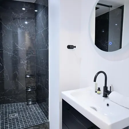 Montmartre Marvel! Designer Near Metro Apartment *